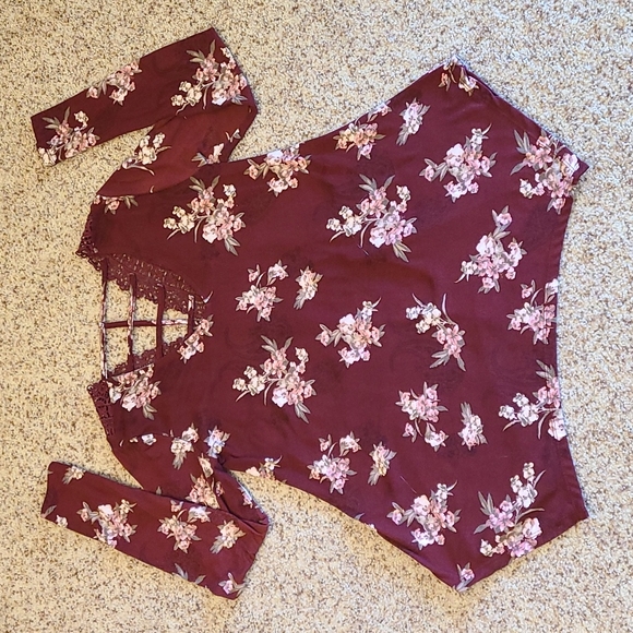 36. HP! Daytrip by Buckle floral blouse, back crochet inset, handkerchief hem - Picture 10 of 16